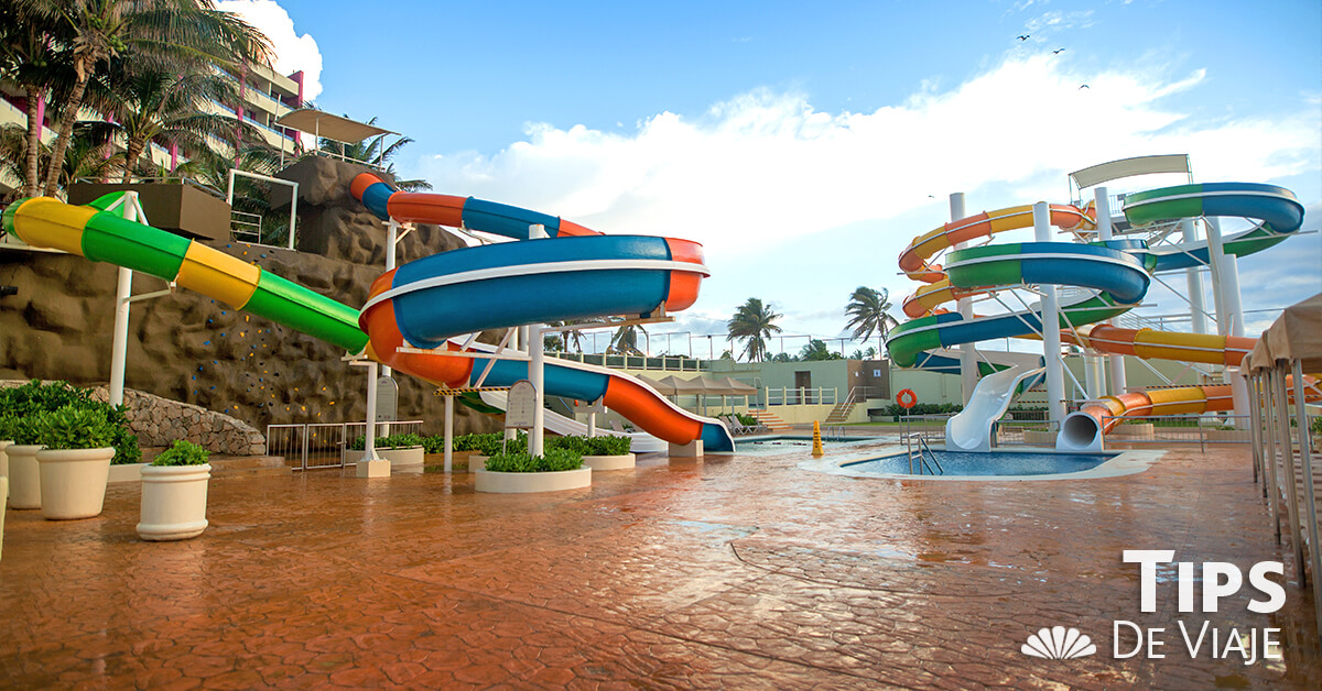 Disfruta los divertidos toboganes de Crown Paradise Club Cancún
