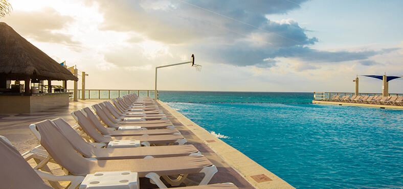Piscina Las Brisas, hoteles todo incluido en Cancún Crown Paradise